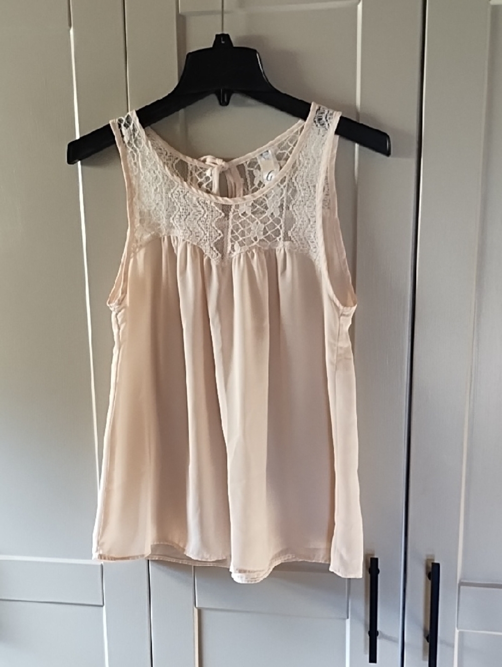 Gracie Cream Lace Accent Top. Tag faded. 19” PTP. 25” length
